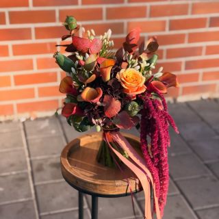 🍂 Podzimní svatba v celé své kráse Tóny zralých plodů, teplé světlo a květiny, které jako by zachytily poslední paprsky...