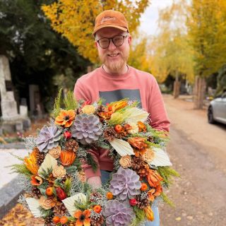 🍂 Podzim v celé své kráse – dušičkové věnce plné barev, struktur a příběhů. Dva velké, bohaté věnce, které spojují všechny...