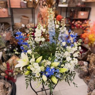 💙 Netradiční rozloučení s krásnou duší. Toto aranžmá k urně jsem tvořil poprvé – a musím říct, že mě oslovila nejen...