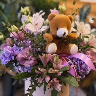 🧸 Novinka u nás v TOMÁŠ FLORISTA 💐 Roztomilý plyšový medvídek, který potěší malé i velké. 🥰 Perfektní dárek k narození...