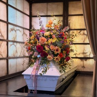 🤍 Ve spolupráci s @atelier_zeleno jsme vytvořili květinové aranžmá na poslední rozloučení pro mladou a talentovanou...