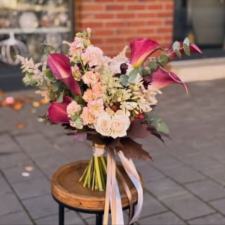 ✨ Podzimní svatební kouzlo ✨ Na fotce je svatební kytice v jemných, hřejivých tónech podzimu – kombinace elegantních kal,...