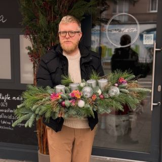 ✨ Když se klasika potká s moderním detailem ✨ Adventní svícen z jedle nobilis a borovice, doplněný o sušenou euphorbii a...