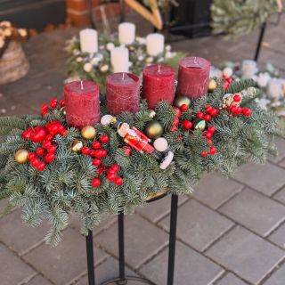 ✨ Adventní parter v americkém stylu ✨ Výrazný adventní parter na dlouhý stůl, inspirovaný americkým vánočním stylingem....