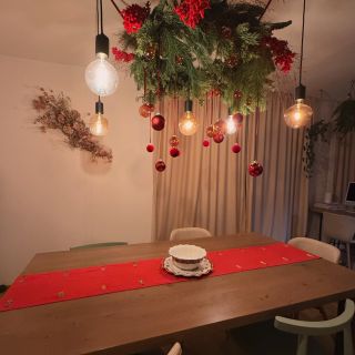 ✨ Advent trochu jinak ✨ Zavěšený věnec nad jídelním stolem je originálním způsobem, jak ozdobit sváteční tabuli i celý...