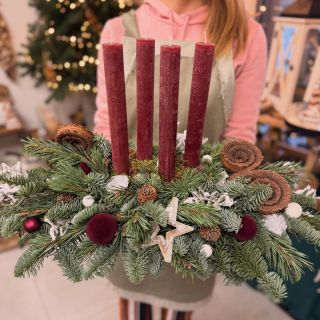 ✨ Advent v tradičních tónech ✨ Adventní svícen s čtyřmi vysokými rustikálními červenými svíčkami stojí na základu z...